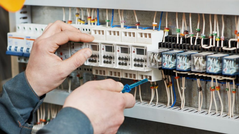 Differentiating Between an Electrical Technician and an Electrician: Their Roles Explained